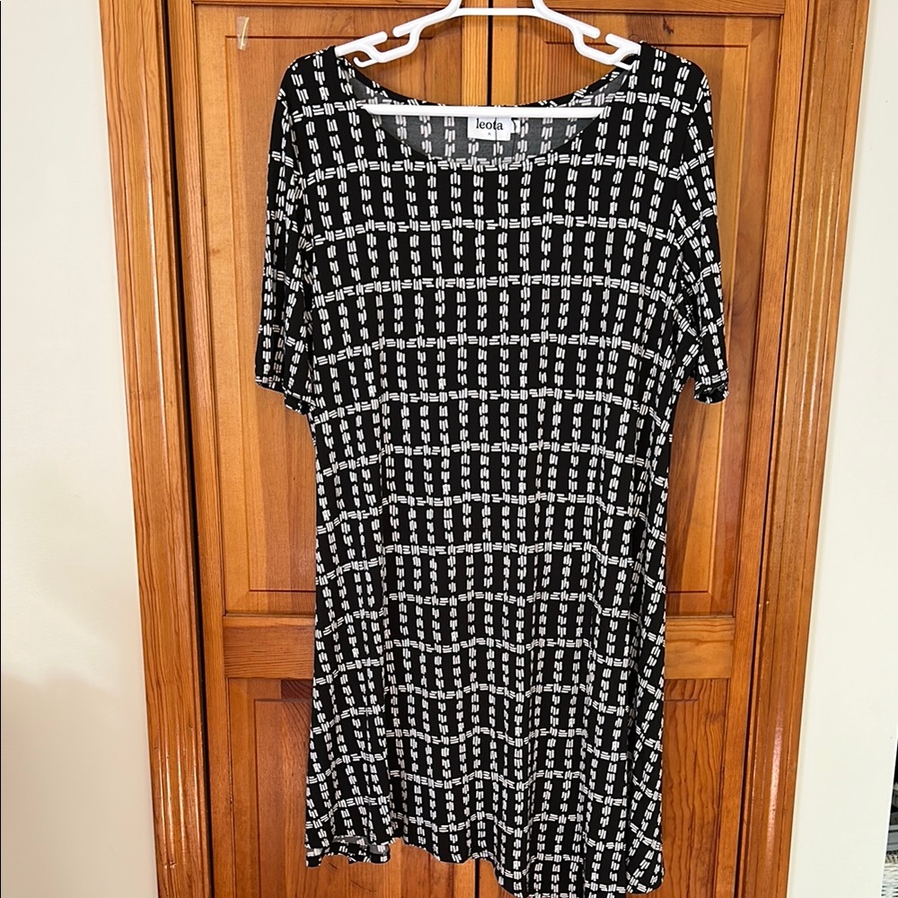 Leota Black White Midi Dress 3X NWT • Asymmetrical Hem Stretch Knit